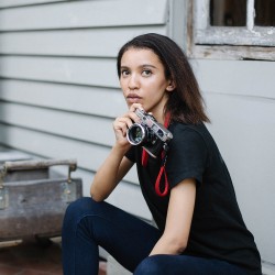 Artisan & Artist ACAM-310N silk camera strap