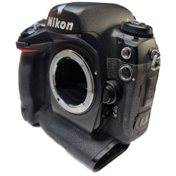 Nikon D2H * Varaosakamera. Ei toimiva