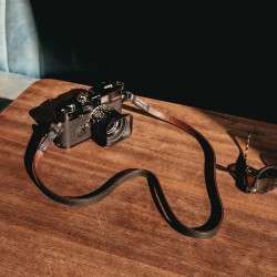 Artisan & Artist ACAM-280L Leather Camera Strap