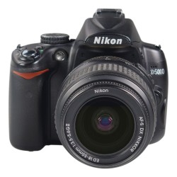 Nikon D5000 + AF-S DX Nikkor f/3.5-5.6G II ED - Used