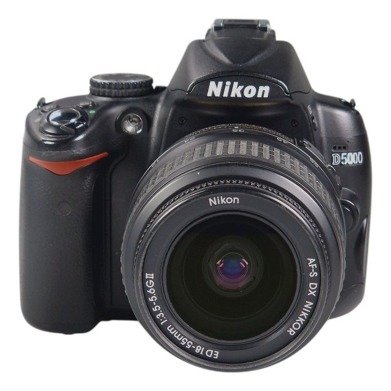 Nikon D5000 + AF-S DX Nikkor f/3.5-5.6G II ED - käytetty